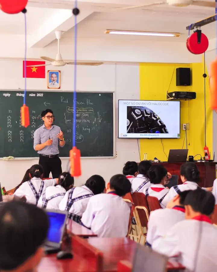 Thầy cô chữa bài cho từng em